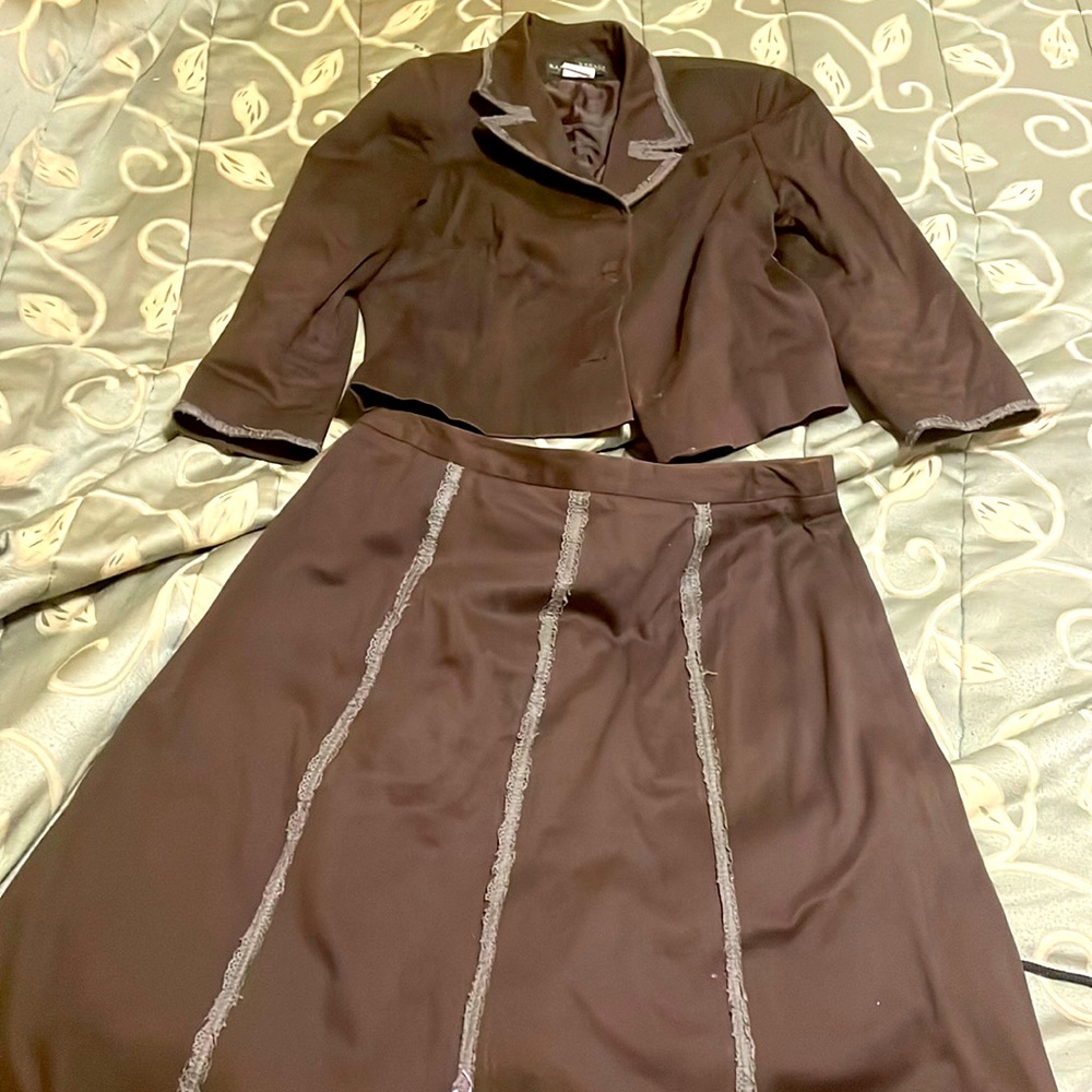 Skirt suit